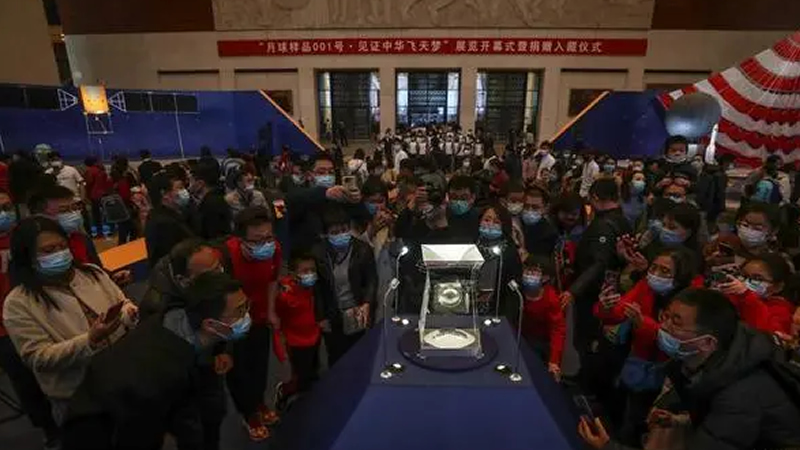 嫦娥五號帶回的土壤中竟然有玻璃！這到底是怎么回事兒呢？